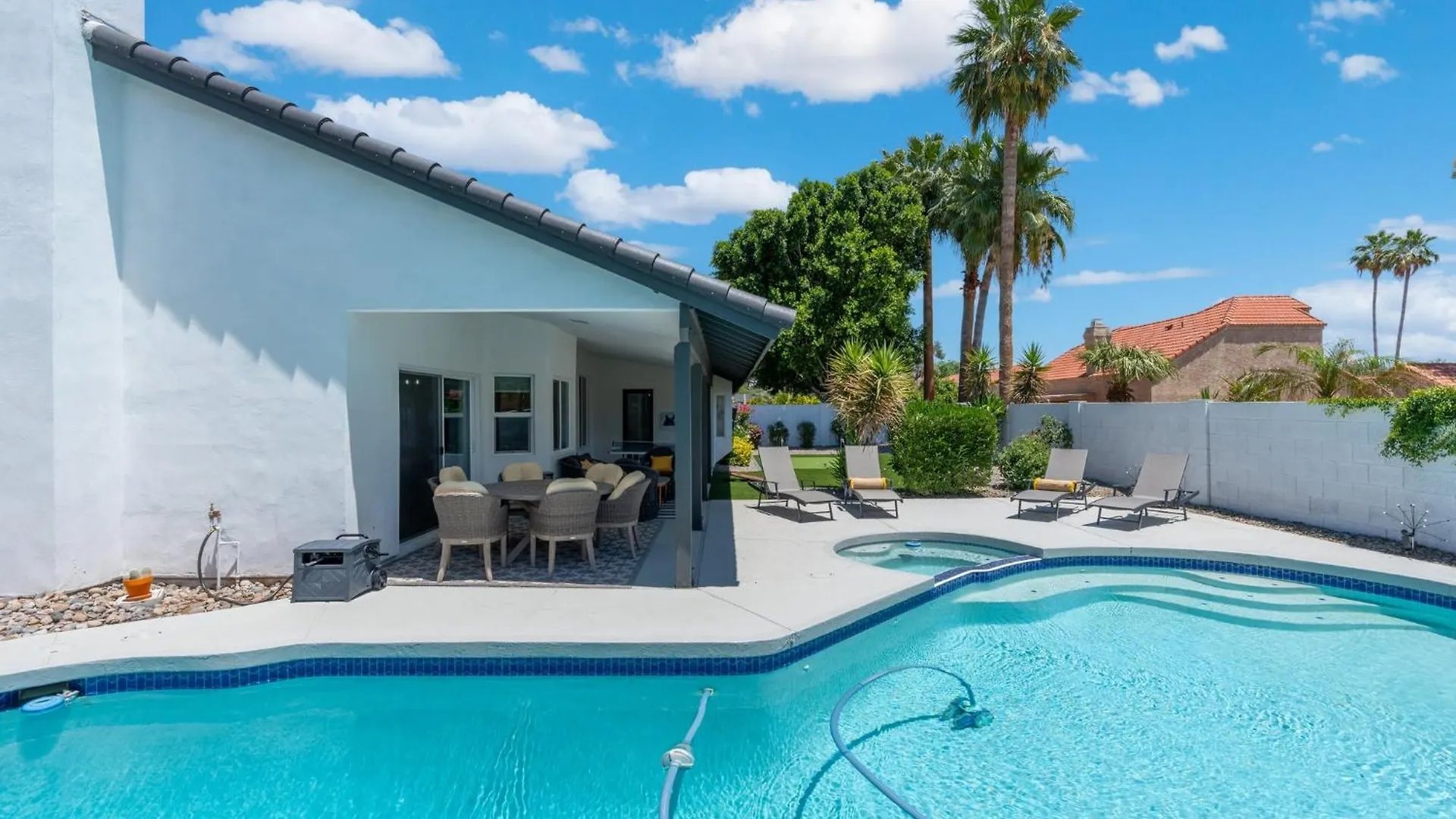 Modern Escape With Pool Ping Pong & Putting Green Phoenix 0*,