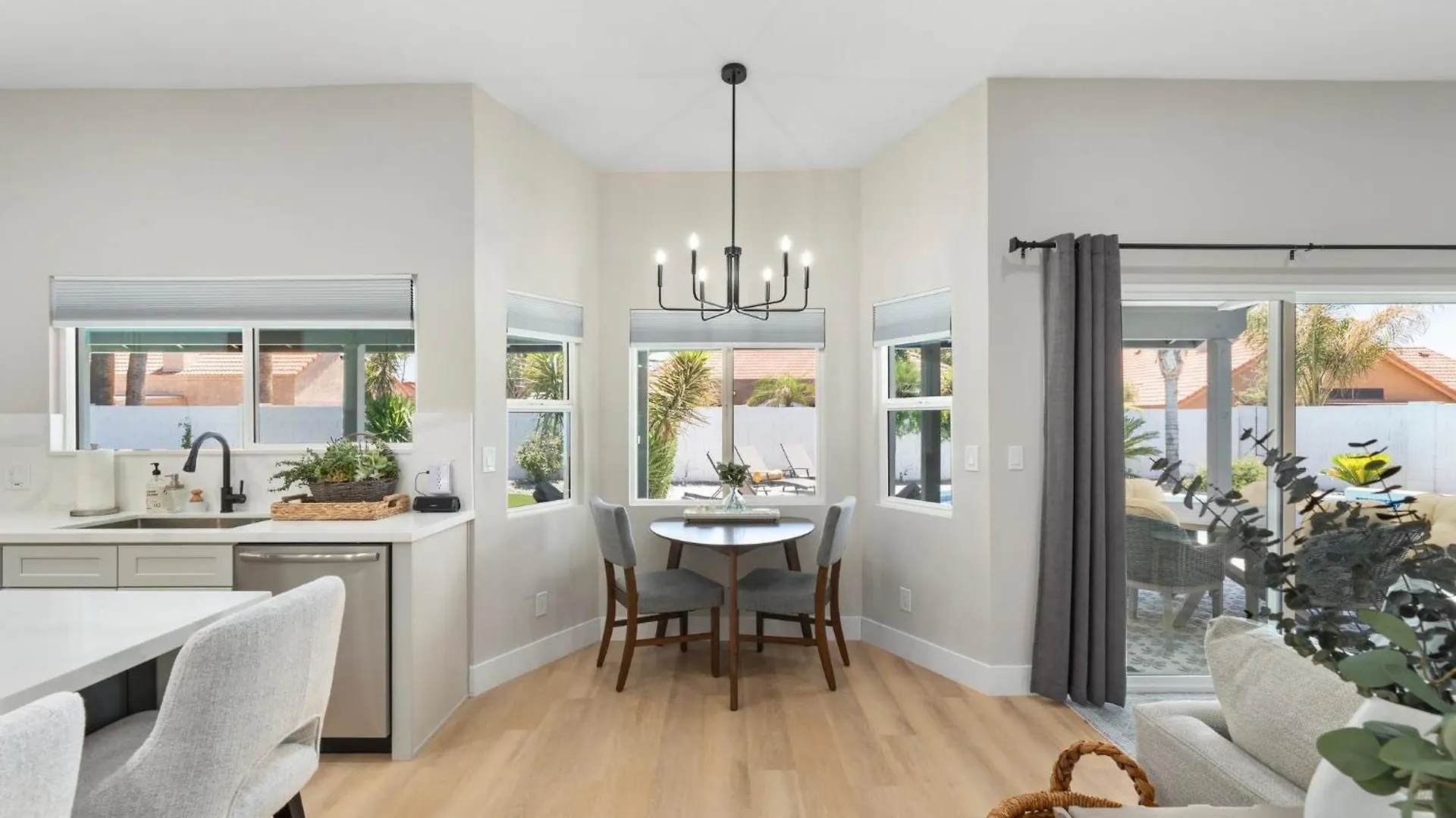 Modern Escape With Pool Ping Pong & Putting Green Phoenix